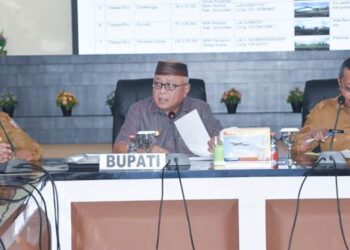 BAHAS. Bupati Gorontalo Sofyan Puhi saat memastikan ketersediaan lahan untuk koperasi merah putih