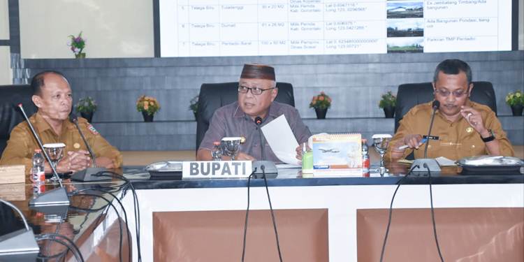 BAHAS. Bupati Gorontalo Sofyan Puhi saat memastikan ketersediaan lahan untuk koperasi merah putih