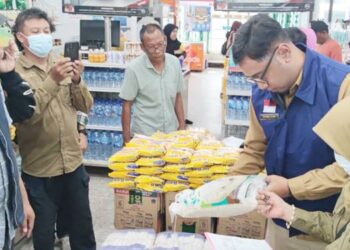 Tim gabungan saat melakukan pengawasan pangan di salah satu swalayan serta gudang di kota Gorontalo jelang perayaan Natal dan Tahun Baru 2025. Selasa 16 Desember 2025. (Foto: Natharahman/Gorontalo Post)