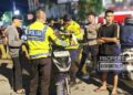 Personel Satuan Lalu Lintas Polresta Gorontalo Kota mengamankan beberapa motor balap liar, Ahad (30/11). (F. Natharahman/ Gorontalo Post)