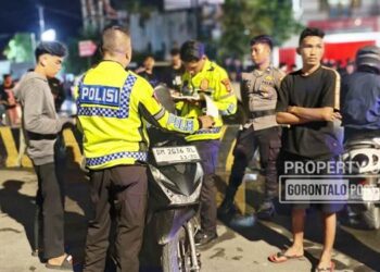 Personel Satuan Lalu Lintas Polresta Gorontalo Kota mengamankan beberapa motor balap liar, Ahad (30/11). (F. Natharahman/ Gorontalo Post)