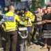Personel Satuan Lalu Lintas Polresta Gorontalo Kota mengamankan beberapa motor balap liar, Ahad (30/11). (F. Natharahman/ Gorontalo Post)