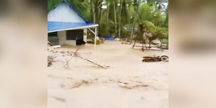 BANJIR BANDANG Menerjang Desa Hulawa, Kecamatan Buntulia, Kabupaten Pohuwato, Selasa (30/12). (foto: istimewa-tangkapan layar)