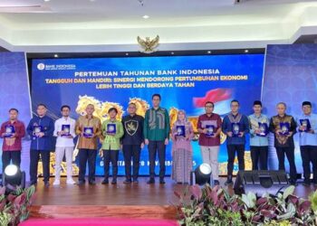 Plh Kepala Perwakilan BI Gorontalo, Ciptoning Suryo Condro menyerahkan penghargaan kepada Dirut Gorontalo Post, Mohamad Sirham pada PTBI 2025, Jumat (28/11). (Foto: Diyanti/Gorontalo Post)