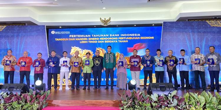 Plh Kepala Perwakilan BI Gorontalo, Ciptoning Suryo Condro menyerahkan penghargaan kepada Dirut Gorontalo Post, Mohamad Sirham pada PTBI 2025, Jumat (28/11). (Foto: Diyanti/Gorontalo Post)