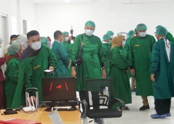 Para dokter dan jajaran Kemenkes, serta manajemen RSAS usai melakukan bedah jantung, Senin (15/12/2025). (Foto: Kominfo)