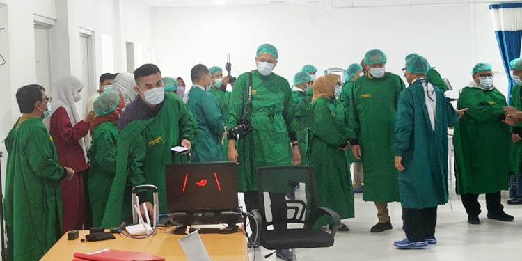 Para dokter dan jajaran Kemenkes, serta manajemen RSAS usai melakukan bedah jantung, Senin (15/12/2025). (Foto: Kominfo)