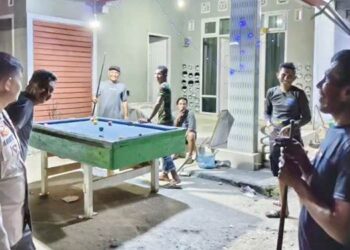 Anggota Bhabinkamtibmas mendatangi lokasi masyarakat yang sedang bermain bilyard, dan mengajak agar dapat bersama-sama menjaga Kamtibmas.