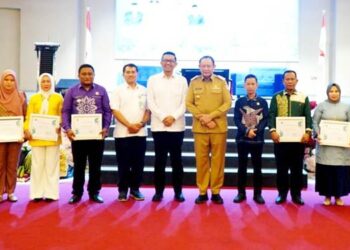 Foto bersama para penerima penghargaan dengan Gubernur Gorontalo Gusnar Ismail pada Rakerkesda tahun 2025 di Hulondhalo Ballroom, Kota Gorontalo, Senin 15 Desember 2025. (Foto: Valen/pemprov)