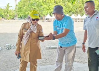 Wagub Gorontalo Idah Syahidah Rusli Habibie bersama Sekretaris Disporamelihat lokasi denah poisi tenda untuk pengambilan racepack GHM dan area UMKM di Lapangan Taruna Remaja, Kota Gorontalo,Selasa sore (2/12). (foto: dok/pemprov)