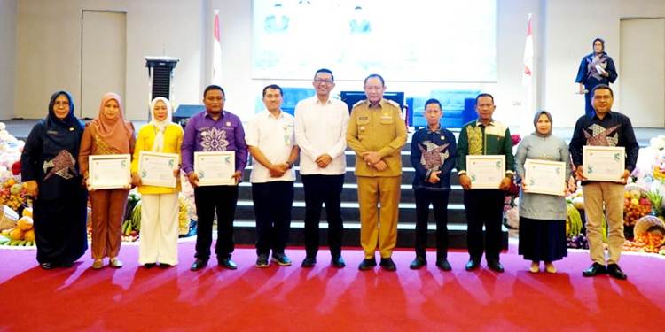 Foto bersama para penerima penghargaan dengan Gubernur Gorontalo Gusnar Ismail pada Rakerkesda tahun 2025 di Hulondhalo Ballroom, Kota Gorontalo, Senin 15 Desember 2025. (Foto: Valen/pemprov)