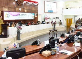 Gubernur Gorontalo Gusnar Ismail menyampaikan pidato kepala daerah pada Paripurna DPRD tentang tentang penyelenggaraan kepemudaan, Senin (29/12). (Foto : Nova/diskominfotik)