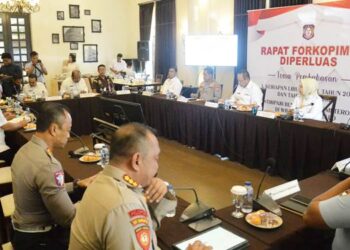 Gubernur Gorontalo Gusnar Ismail didampingi Wakil Gubernur Idah Syahidah Rusli Habibie bersama Forkopimda rapat terkait persiapan Nataru di Gorontalo, berlangsung di Resto Angelato, Kota Gorontalo, Rabu (10/12). (Foto – Ryan/ Diskominfotik)
