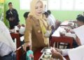 Wakil Gubernur Gorontalo Idah Syahidah Rusli Habibie saat melihat program MBG di SMA Negeri 1 Buntulia, Kecamatan Marisa, Kabupaten Pohuwato, Selasa 16 Desember 2025. (Foto – Fadly/Diskominfotik)