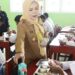 Wakil Gubernur Gorontalo Idah Syahidah Rusli Habibie saat melihat program MBG di SMA Negeri 1 Buntulia, Kecamatan Marisa, Kabupaten Pohuwato, Selasa 16 Desember 2025. (Foto – Fadly/Diskominfotik)