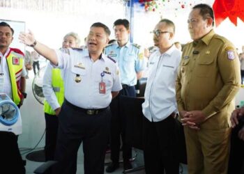 Gubernur Gorontalo Gusnar Ismail meninjau posko terpadu Natal dan tahun baru 2026 di Terminal Bus Isimu dan Bandara Djalaludin, Kabupaten Gorontalo, Senin 22 Desember 2025. (Foto : Valen/pemprov)