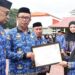 Wagub Idah Syahidah Rusli Habibie menyerahkan penghargaan The Best ASN of The Month pada apel akbar HUT ke-54 Korpri dan HUT ke-25 Provinsi Gorontalo di halaman Museum Purbakala, Senin (1/12). (Foto : Haris/diskominfotik)
