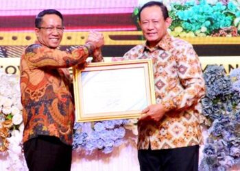 Gubernur Gorontalo Gusnar Ismail (kanan), menerima penghargaan dari Menteri Hukum atas pencapaian 100 persen Posbakum di Gedung Azalea, Kota Gorontalo, Jumat (28/11/2025). (Foto : Mila/diskominfotik)