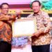 Gubernur Gorontalo Gusnar Ismail (kanan), menerima penghargaan dari Menteri Hukum atas pencapaian 100 persen Posbakum di Gedung Azalea, Kota Gorontalo, Jumat (28/11/2025). (Foto : Mila/diskominfotik)