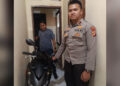 Kapolsek Popayato, Ipda Muhammad Kafin Adlan,S.Tr.K. bersama Kanit Reskrim Polsek Popayato, Aiptu Murwanto D. Thalib,S.H. saat mengamankan barang bukti berupa satu unit motor curian yang dijual di wilayah Popayato. (F. Zulkifli/ Gorontalo Post)