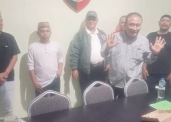 Perdamaian antara Mikson Yapanto dengan para pelaku dugaan penganiayaan sekaligus pencabutan laporan polisi di Mapolda Gorontalo, Selasa 16 Desember 2025. (Foto: Jalal/Gorontalo Post)