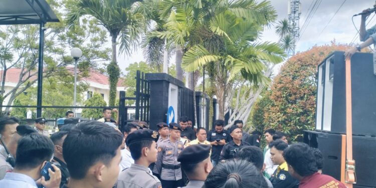 Dugaan Belanja Fiktif di DPRD Boalemo, Massa Demo Kejati Minta Turun Tangan