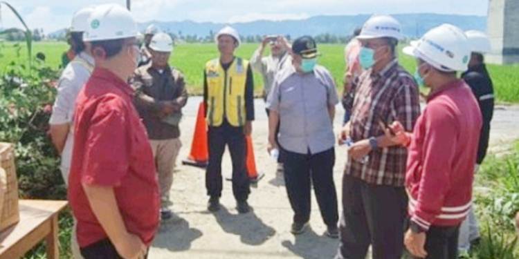 Komisi III Deprov Gorontalo saat meninjau pekerjaan saluran irigasi di Desa Pilohayanga.