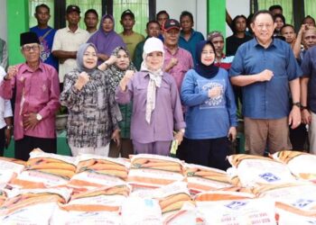 BANTUAN PUSAT - Gubernur Gorontalo Gusnar Ismail bersama jajaran foto bersama, dengan tumpukan benih jagung gratis bantuan Kementerian Pertanian RI di Kabupaten Gorontalo, Sabtu 13 Desemnber 2025. (foto: Nova-Diskominfotik)