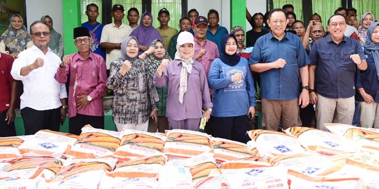 BANTUAN PUSAT - Gubernur Gorontalo Gusnar Ismail bersama jajaran foto bersama, dengan tumpukan benih jagung gratis bantuan Kementerian Pertanian RI di Kabupaten Gorontalo, Sabtu 13 Desemnber 2025. (foto: Nova-Diskominfotik)