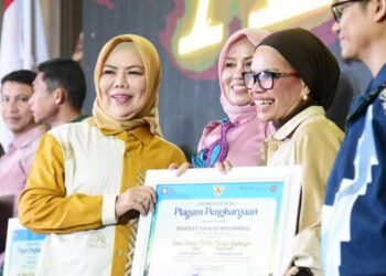 Wakil Gubernur Gorontalo Idah Syahidah Rusli Habibie menyerahkan penghargaan kepada pelaku Parekraf di Gorontalo, Rabu 10 Desember 2025. (foto: dok/diskominfotik)
