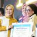 Wakil Gubernur Gorontalo Idah Syahidah Rusli Habibie menyerahkan penghargaan kepada pelaku Parekraf di Gorontalo, Rabu 10 Desember 2025. (foto: dok/diskominfotik)