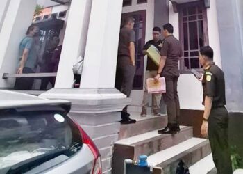 Kejari Kota Gorontalo sita rumah lantai dua dan tanah milik terpidana korupsi proyek SPAM PDAM Dungingi, Kota Gorontalo, Selasa 23 Desember 2025. (Foto: Fatma/mg/Gorontalo Post)