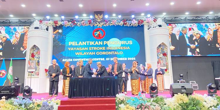 Ketua Yastroki Indonesia Mayjen TNI (purn) Dr.dr. Tugasratmono,Sp.N, MARS, MH foto saat melantik pengurus Yastroki Gorontalo, Ahad (7/12/2025). (F. Diyanti/Gorontalo Post)