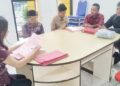 Kanit PPA Satuan Reskrim Polres Gorontalo Utara, Ipda Jalu Giellbay Phatuntun Molan,S.Tr.K. beserta anggota, menyerahkan tersangka dan barang bukti kepada pihak Kejaksaan Negeri Gorontalo Utara.