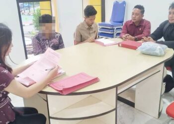 Kanit PPA Satuan Reskrim Polres Gorontalo Utara, Ipda Jalu Giellbay Phatuntun Molan,S.Tr.K. beserta anggota, menyerahkan tersangka dan barang bukti kepada pihak Kejaksaan Negeri Gorontalo Utara.
