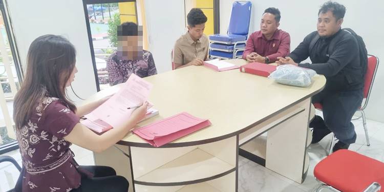 Kanit PPA Satuan Reskrim Polres Gorontalo Utara, Ipda Jalu Giellbay Phatuntun Molan,S.Tr.K. beserta anggota, menyerahkan tersangka dan barang bukti kepada pihak Kejaksaan Negeri Gorontalo Utara.