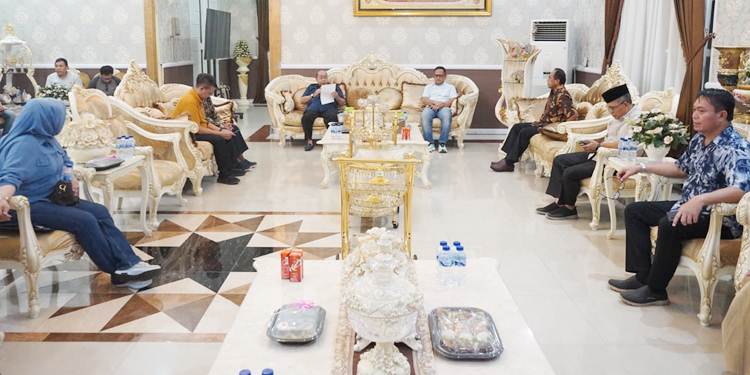 Suasana pelaksanaan rapat Forkopimda yang dipimpin Wali Kota Gorontalo, Adhan Dambea pada Sabtu (29/11/2025). (Foto: Prokopim)
