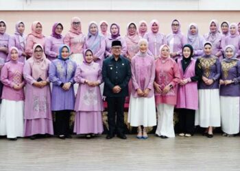 Foto bersama antara Wawali Indra Gobel dengan pengurus GOW Periode 2025-2026, Sabtu (20/12/2025). (Foto: Prokopim)