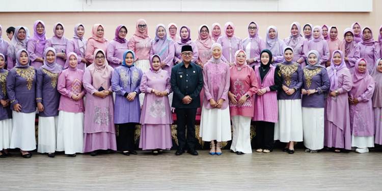 Foto bersama antara Wawali Indra Gobel dengan pengurus GOW Periode 2025-2026, Sabtu (20/12/2025). (Foto: Prokopim)