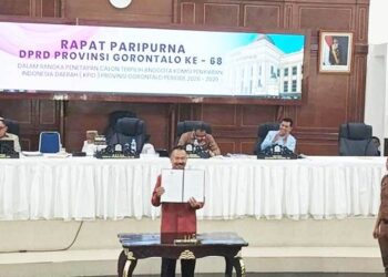 Ketua Deprov Gorontalo Thomas Mopili menunjukkan surat keputusan terkait penetapan anggota KPID Gorontalo periode 2026-2029 dalam rapat paripurna, kemarin (29/12).