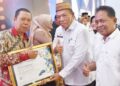 Penyerahan piagam penghargaan Terbaik I Kontribusi Pajak Tertinggi kepada perwakilan pimpinan PT PG Gorontalo oleh Pemkab Gorontalo pada ajang, PDRD Award 2025. (Foto: Humas Pemkab/Gorontalo)