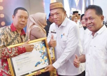 Penyerahan piagam penghargaan Terbaik I Kontribusi Pajak Tertinggi kepada perwakilan pimpinan PT PG Gorontalo oleh Pemkab Gorontalo pada ajang, PDRD Award 2025. (Foto: Humas Pemkab/Gorontalo)