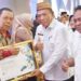 Penyerahan piagam penghargaan Terbaik I Kontribusi Pajak Tertinggi kepada perwakilan pimpinan PT PG Gorontalo oleh Pemkab Gorontalo pada ajang, PDRD Award 2025. (Foto: Humas Pemkab/Gorontalo)