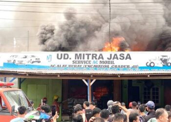 Kebakaran dahsyat disertai ledakan di kawasan permukiman padat penduduk Kelurahan Dulalowo Timur, Kecamatan Kota Tengah Kota Gorontalo, Selasa 16 Desember 2025. (foto: Roy Tilameo/Gorontalo Post)