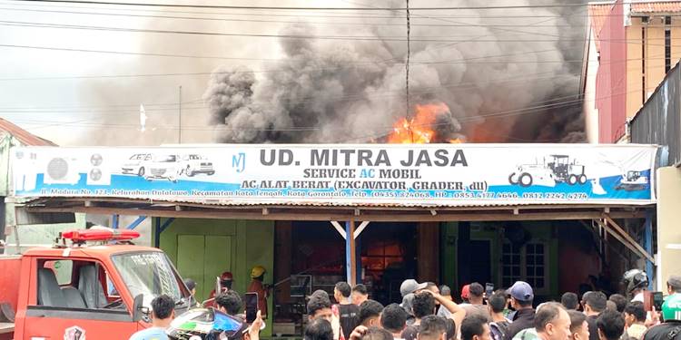 Kebakaran dahsyat disertai ledakan di kawasan permukiman padat penduduk Kelurahan Dulalowo Timur, Kecamatan Kota Tengah Kota Gorontalo, Selasa 16 Desember 2025. (foto: Roy Tilameo/Gorontalo Post)