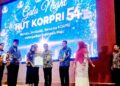 Wakil Wali Kota Gorontalo, Indra Gobel ketika menerima penghargaan KORPRI Award, Senin (1/12/2025).