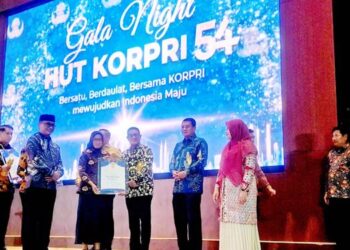 Wakil Wali Kota Gorontalo, Indra Gobel ketika menerima penghargaan KORPRI Award, Senin (1/12/2025).