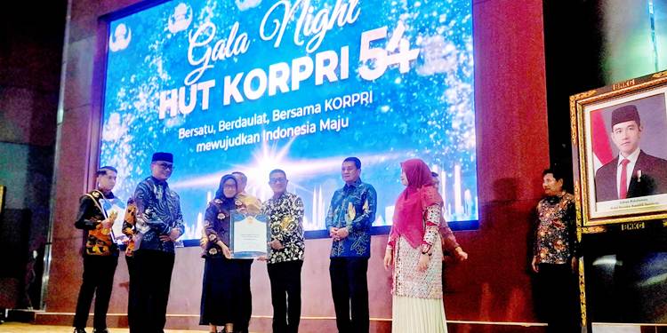 Wakil Wali Kota Gorontalo, Indra Gobel ketika menerima penghargaan KORPRI Award, Senin (1/12/2025).