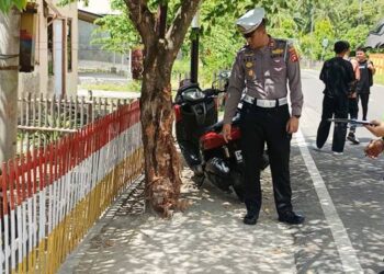 Kasat Lantas Polres Bone Bolango, Iptu Reza Reyzaldy,S.Tr.K. saat melakukan olah tempat kejadian perkara (TKP) kecelakaan lalu lintas yang menyebabkan pengendara meninggal dunia.