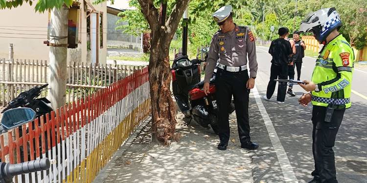 Kasat Lantas Polres Bone Bolango, Iptu Reza Reyzaldy,S.Tr.K. saat melakukan olah tempat kejadian perkara (TKP) kecelakaan lalu lintas yang menyebabkan pengendara meninggal dunia.